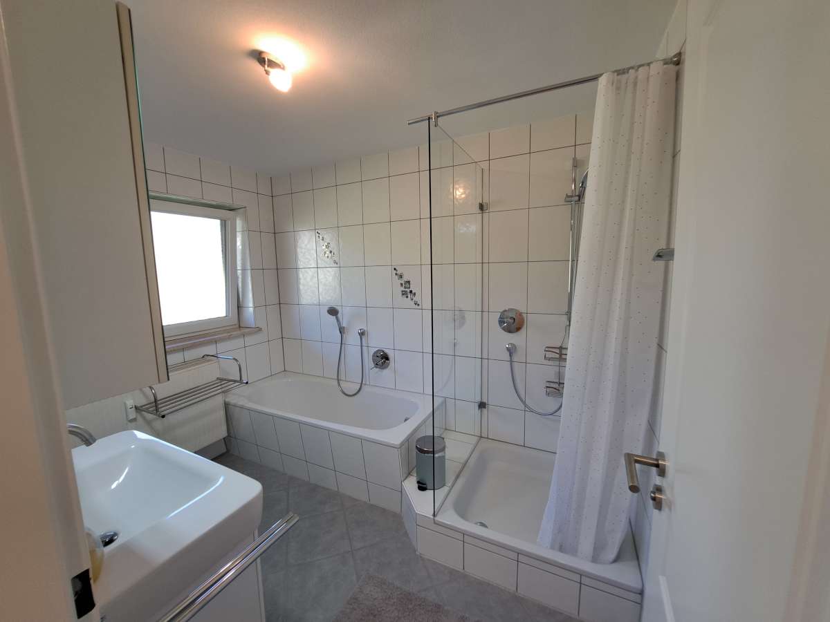 Badezimmer mit Dusche in der Ferienwohnung in Wertach