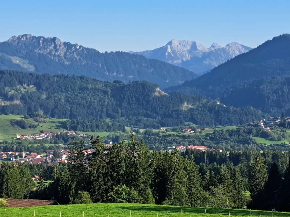 Umgebung von Wertach im Allgäu mit Bergpanorama: Blick auf den Sorgschrofen und die Tannheimer Berge von Ellegg aus