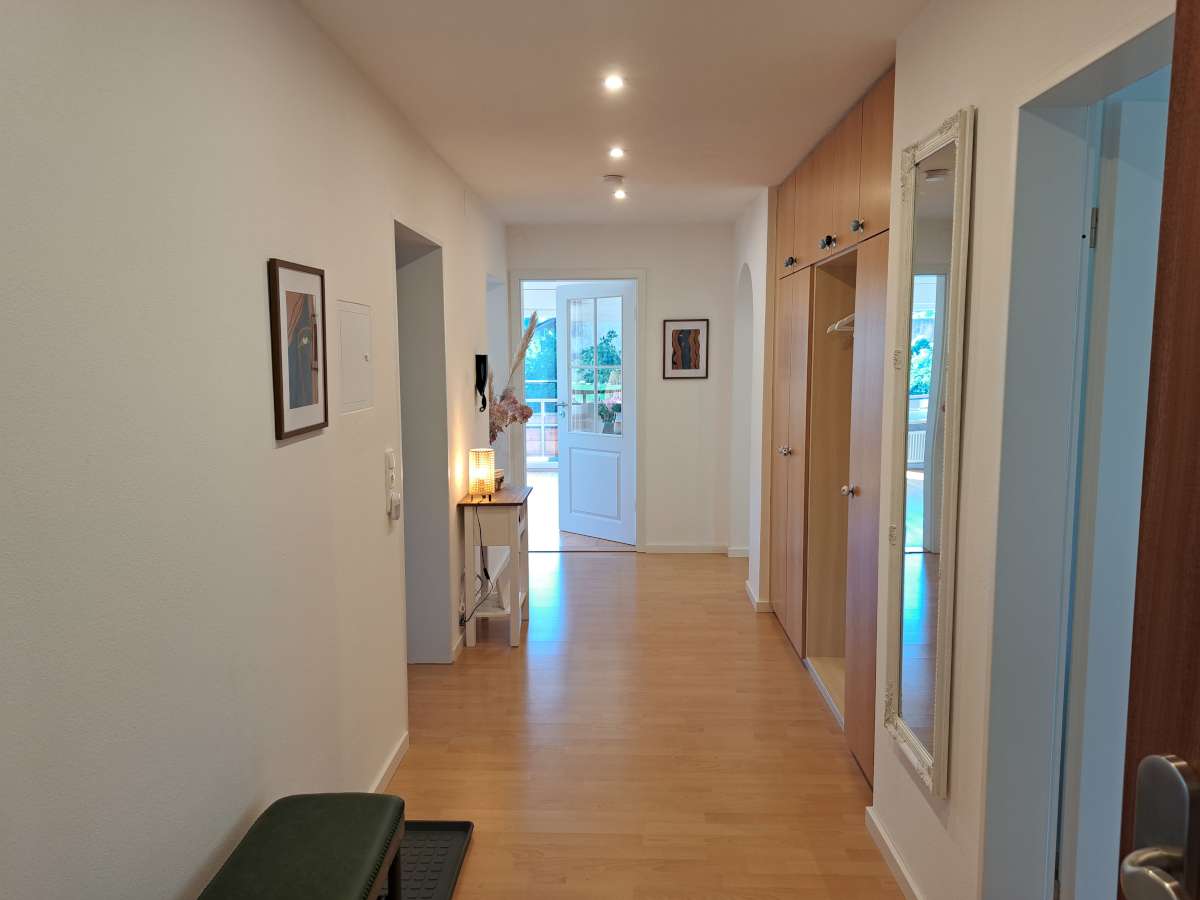 Flur mit großem Einbauschrank für Jacken und Schuhe, praktisch für Familien in der Ferienwohnung