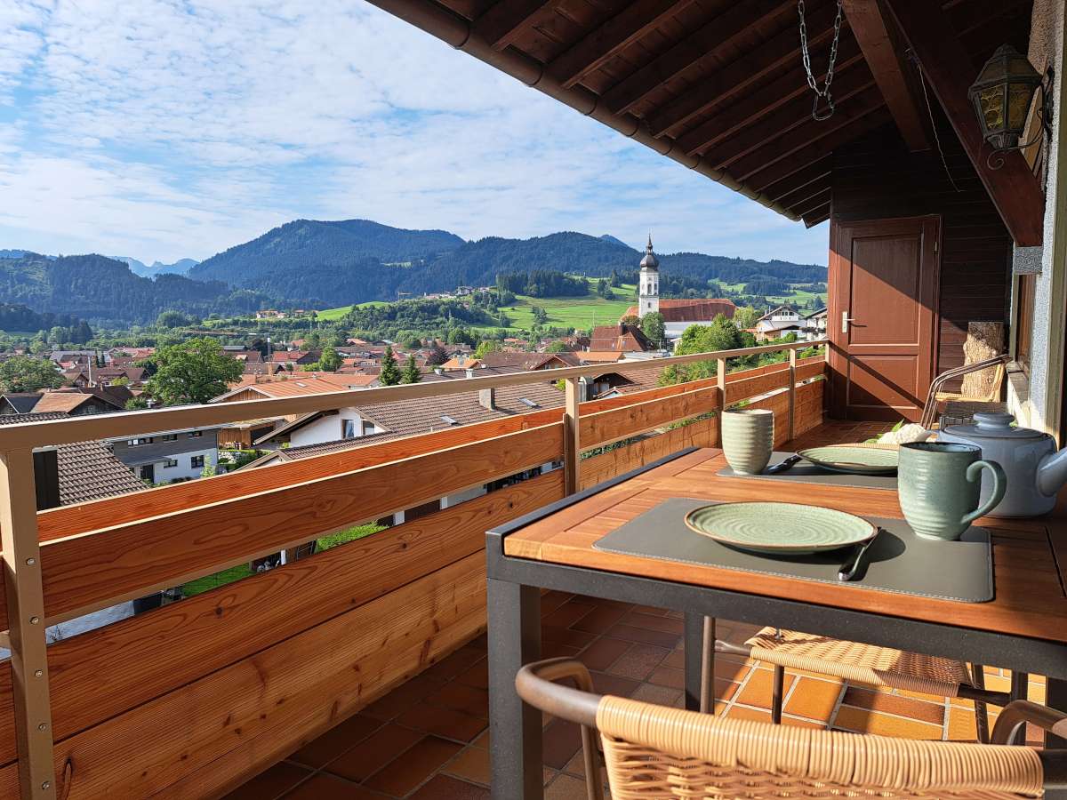Frühstück auf dem Balkon mit Blick über Wertach