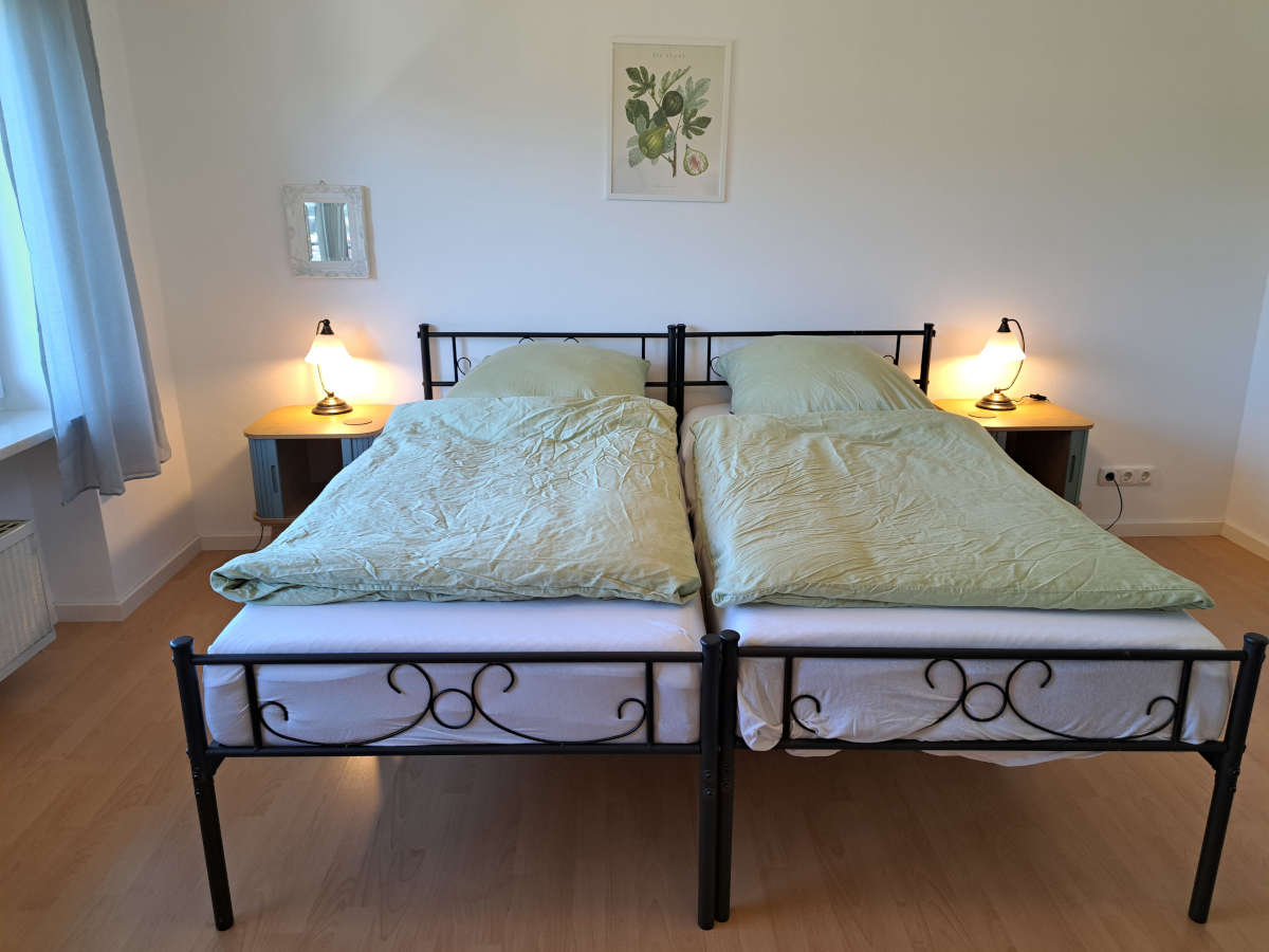 Zwei Betten im Kinderzimmer der Ferienwohnung. Die Betten sind flexibel platzierbar.