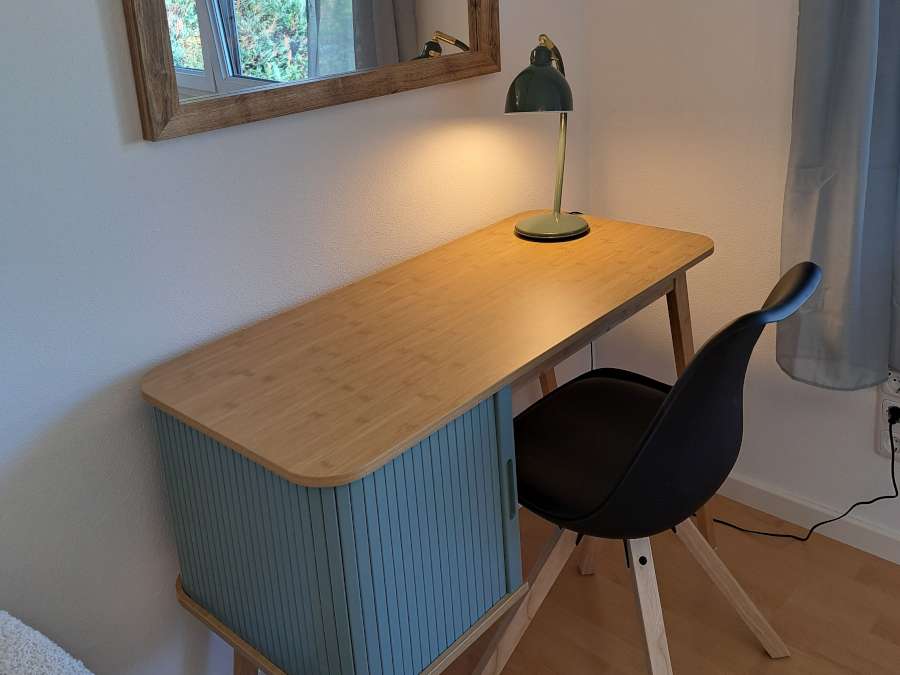 Schreibtisch im Kinderzimmer für Malen und Basteln