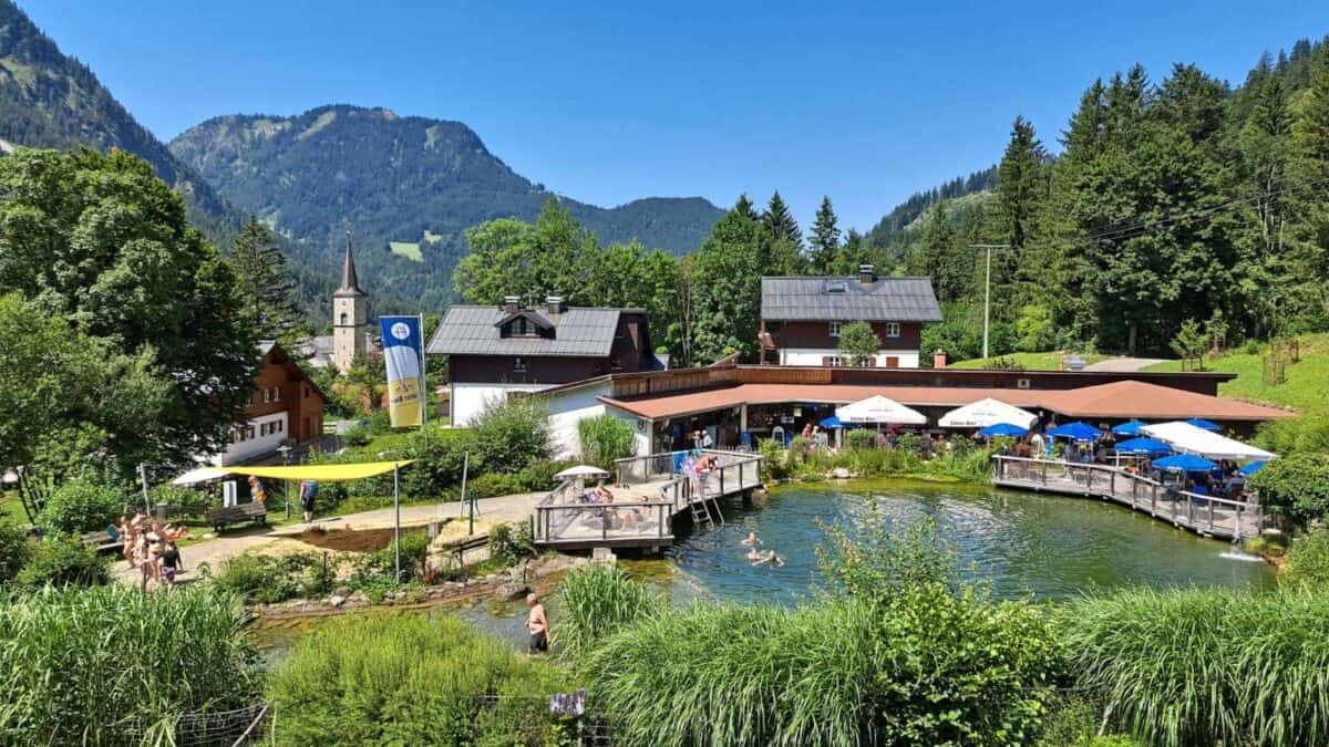 An einem heissen Sommertag ist die Prinze Gumpe in Hinterstein sehr erfrischend