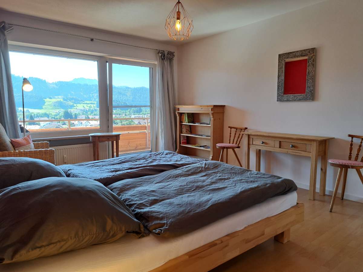 Bergblick vom ruhigen Schlafzimmer der Ferienwohnung