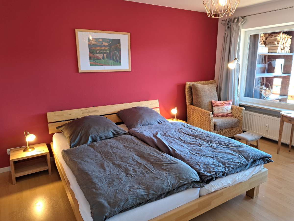 Schlafzimmer in der großen ruhigen Ferienwohnung in Wertach