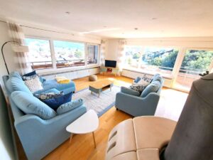 Wohnzimmer der großen ruhigen Ferienwohnung in Wertach
