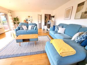 Helles Wohnzimmer in der ruhigen Ferienwohnung in Wertach. Wohnzimmer mit viel Tageslicht und ruhiger Atmosphäre