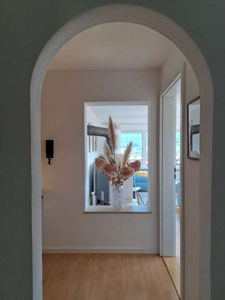 Ferienwohnung im Allgäu buchen - hier der Blick vom Flur ins Wohnzimmer