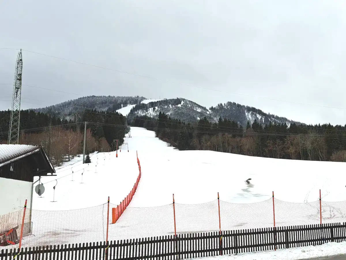 Die familienfreundlichen Buronlifte bei Wertach sind ideal zum Skifahren und Rodeln