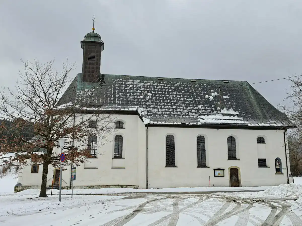Die Sebastianskapelle in Wertach von aussen an einem Wintertag