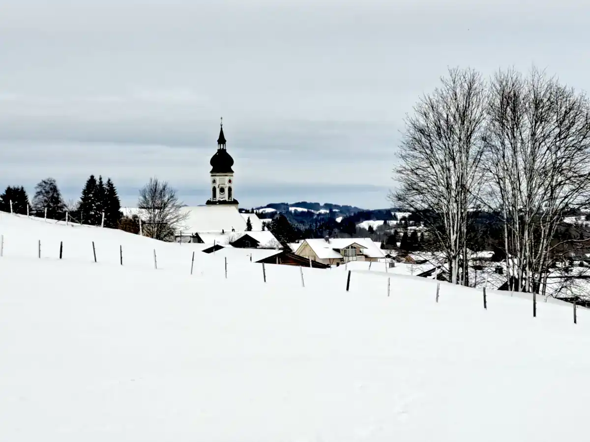Wertach im Winter Blick auf St Ulrich vom Gruenen Pfad