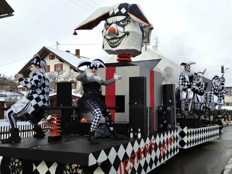 Faschingsumzug in Wertach – Harlequin-Wagen