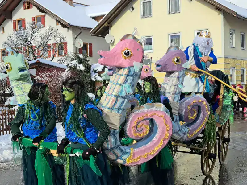 Fasching-Meerjungfrau Neptun und seine Seepferdchen am Faschingsumzug in Wertach