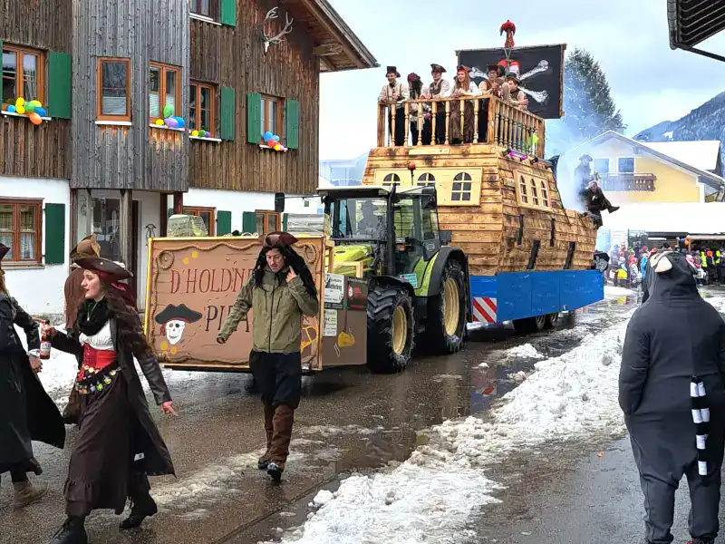 Fasching-Piratenschiff Ein wildes Piratenschiff rollt durch Wertach am Faschingsumzug