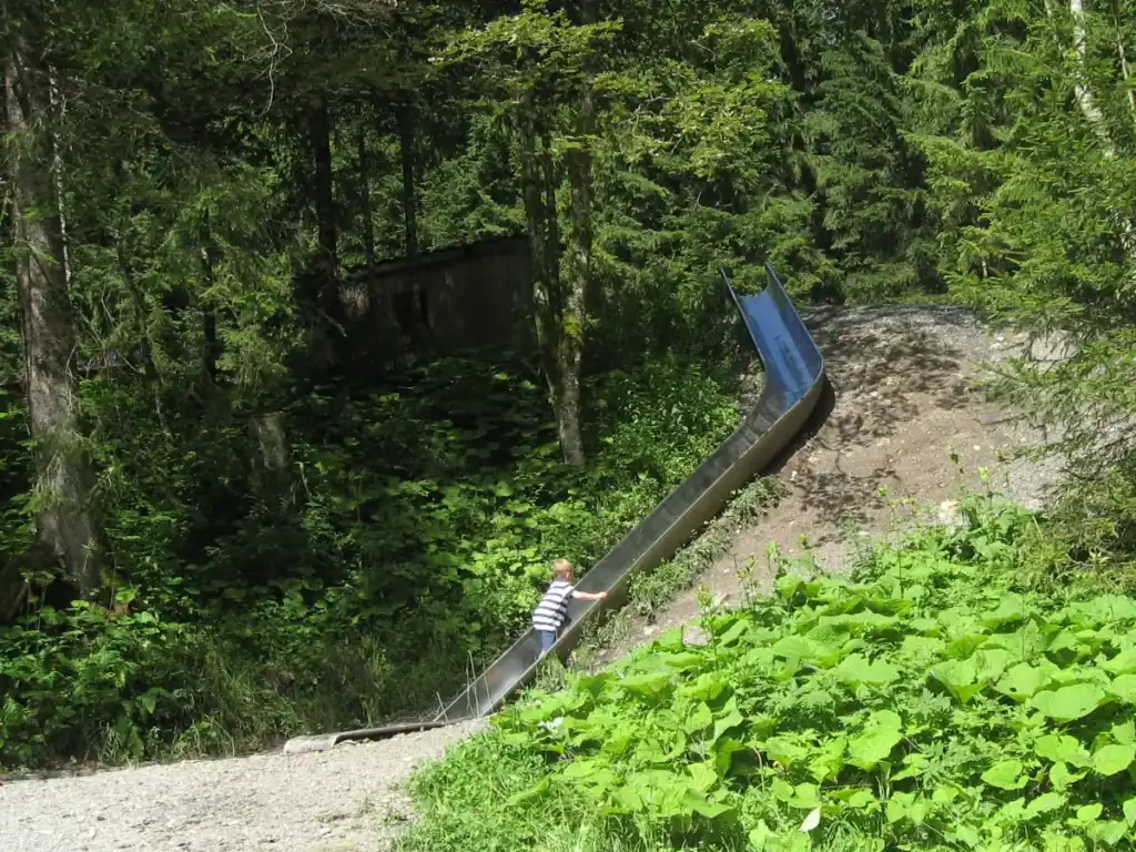Die Rutsche im Waldspielplatz bei Wertach