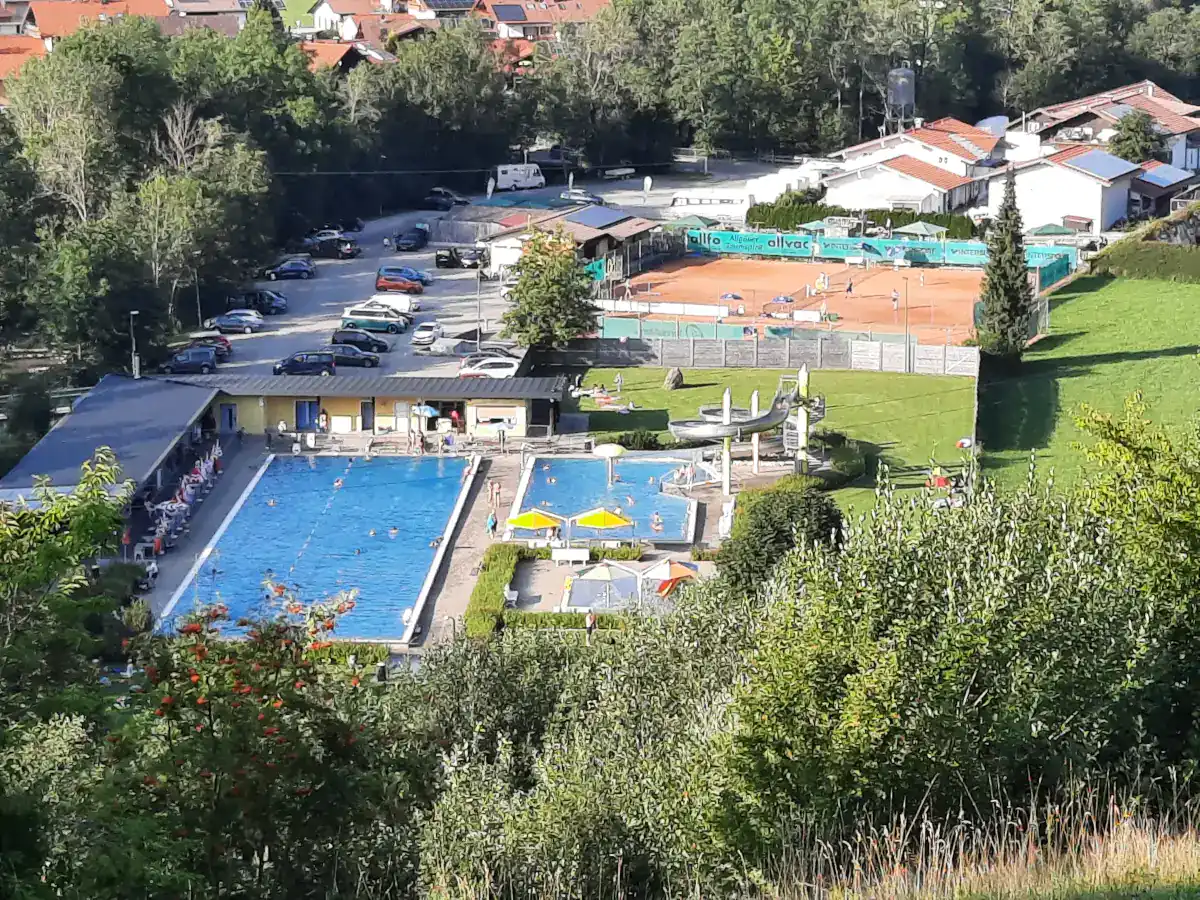 Das Freibad Starzlachauen in Wertach vom Bichler Hügel aus