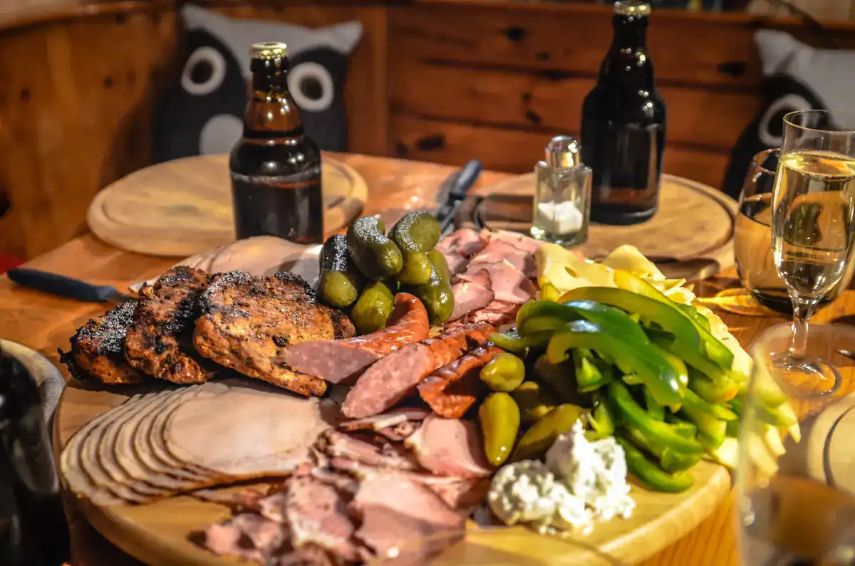 Regionale Spezialitäten zu einer herzhaften Brotzeit angerichtet